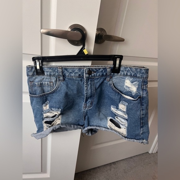 Pants - Cali  | Ripped Denim Shorts | Size 11 [113]